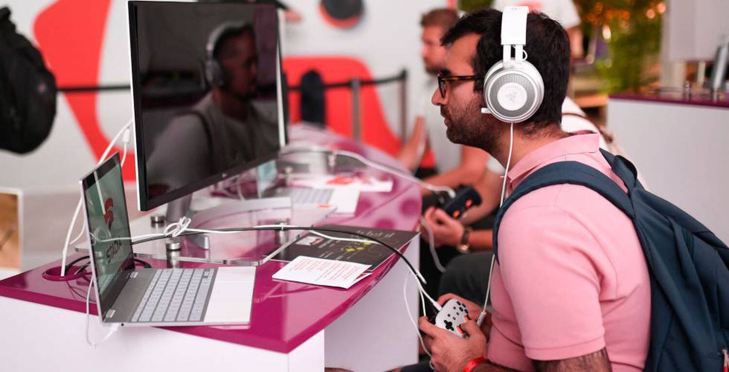 Un usuario juega en la plataforma Stadia de google durante una feria de videojuegos en Alemania. 