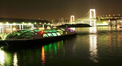 Aunque el futurista proyecto de la Pirámide Shimizu se haya pospuesto (pretende albergar un millón de apretujados habitantes sobre la bahía de Tokio), ya se puede disfrutar el ultramoderno Jicoo Floating Bar (en la foto), un elegante barco, con restaurante a bordo, que navega por estas aguas.