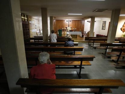 Feligresas rezan un domingo reciente en la Capilla de la Virgen del Trabajo, en el distrito de San Blas, Madrid.