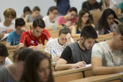 Estudiantes durante el examen de selectividad en la universidad de Sevilla.