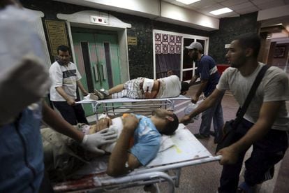  Activistas de los Hermanos Musulmanes ayudan a un simpatizante del depuesto presidente egipcio Mohamed Mursi que resultó herido durante un enfrentamiento entre simpatizantes del depuesto presidente y las fuerzas de seguridad en El Cairo (Egipto), 8 de julio de 2013. 