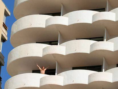 Un turista al balcó d'un hotel a Palma.