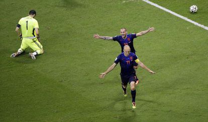 Robben y Sneijder celebran uno de sus goles ante Casillas.