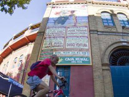 Cartel de la feria taurina de las fiestas Colombinas de Huelva, donde este año el diestro José Tomás toreará en un mano a mano con Morante de la Puebla, el 3 de Agosto. Este evento taurino ha dado un importante empujón al sector turístico de la ciudad y su entorno, ya que encontrar una plaza libre en un hotel para esa noche es una misión casi imposible en la zona.