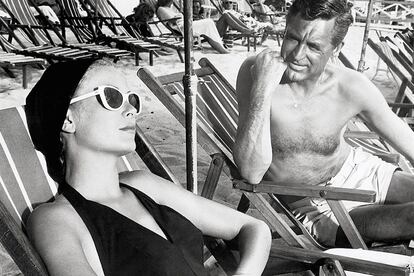 Cary Grant y Grace Kelly en el set de Atrapa a un ladrón en 1955.