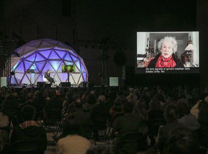 Un moment de la intervenció de Margaret Atwood en la Biennal de Pensament.