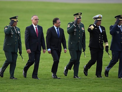 Gustavo Petro con su ministro de Defensa, Iván Velásquez, y los comandantes de las fuerzas armadas, en agosto de 2022.