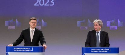 El vicepresidente económico de la Comisión, Valdis Dombrovskis, y el comisario de Economía, Paolo Gentiloni.