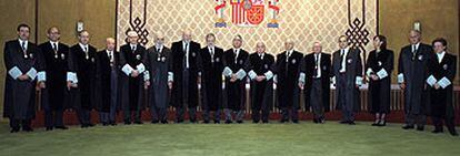 En la foto de la renovación parcial del Constitucional en noviembre de 2001, los  condenados son los tres primeros y el quinto y sexto por la izquierda y los cinco primeros y el séptimo por la derecha.