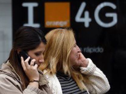Dos mujeres hablan por tel&eacute;fono en Madrid.