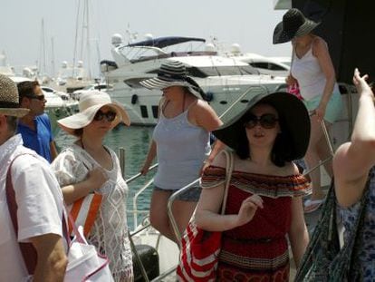 Turistas desembarcando en Puerto Ban&uacute;s. 