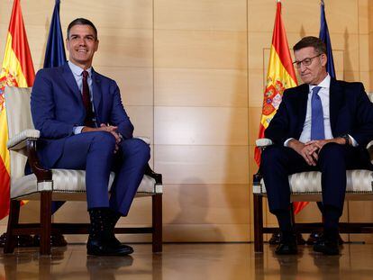 El líder del PP, Alberto Núñez Feijóo (d), y el presidente del Gobierno en funciones y secretario general del PSOE, Pedro Sánchez.