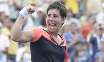 Carla Su&aacute;rez celebra su victoria ante la alemana Kerber en octavos