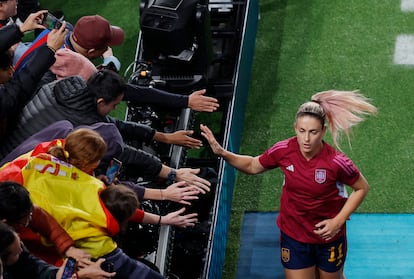 Alexia saluda a los aficionados en el duelo entre España y Suecia. 