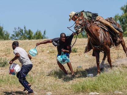 Un agente de la Patrulla Fronteriza de los Estados Unidos a caballo intenta evitar que un migrante haitiano ingrese a un campamento a orillas del Río Grande cerca del Puente Internacional Acuña del Río en Del Río, Texas, el 19 de septiembre de 2021.