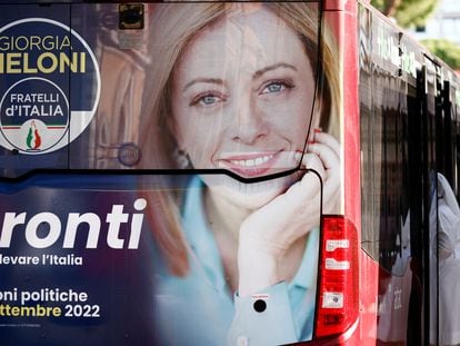 Cartel electoral del partido posfascista Hermanos de Italia, en un autobús de Roma.