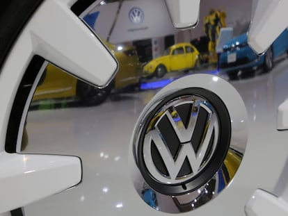 S&iacute;mbolo de la marca de coches alemana Volkswagen.