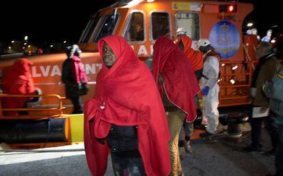 Desembarco en Motril (Granada) de 52 migrantes de origen subsahariano, rescatados el pasado jueves en las cercanías de la isla de Alborán.