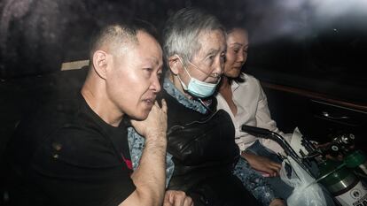 Fujimori sale de la prisión de Barbadillo, en Lima, el 6 de diciembre.