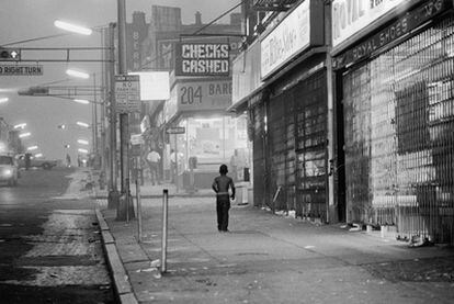 Un niño camina por una calle de Newark, después de una redada de la policía.