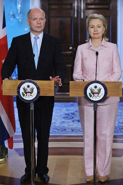 Clinton, junto al británico William Hague, ayer en Washington.
