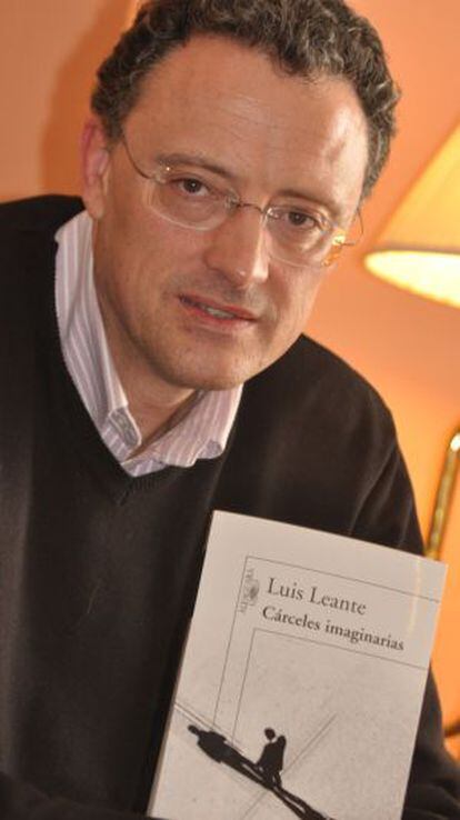 El escritor Luis Leante presenta en Valencia su última novela, 'Cárceles imaginarias'.