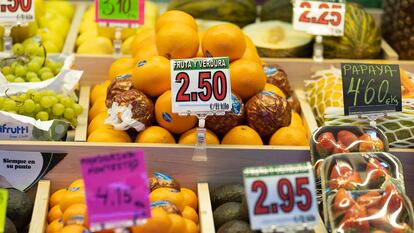 Diferentes frutas en una frutería.