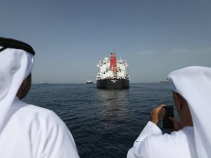 El barco noruego 'MV Andrea Victory', tras el incidente, visto desde el puerto emiratí de Fujairah. En vídeo, declaraciones del ministro británico de Exteriores sobre el conflicto entre EE UU e Irán.