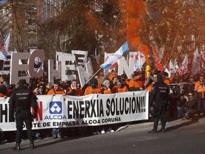 Trabajadores de Alcoa, se manifiestan en Madrid.