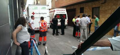 Eefectivos sanitarios que se han traslado a Nules para asistir al hombre embestido por el toro.