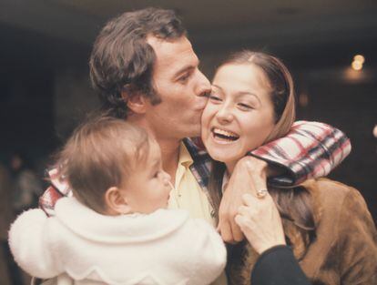 Julio Iglesias con su exmujer, Isabel Preysler, y con su hijo Julio Iglesias Junior, en 1975, en Madrid.