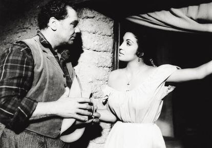 Katy Jurado y el actor Ernest Borgnine en el rodaje de 'The Badlanders' (Los malvados de Yuma).