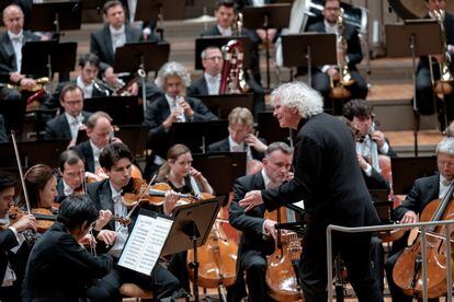 Simon Rattle (de perfil) y los miembros de la Filarmónica de Berlín durante la interpretación de la ‘Suite Americana’, de Dvorak, el pasado jueves en la Philharmonie.