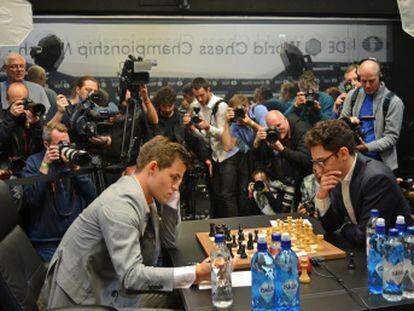 Carlsen y Caruana (6-6 tras 12 tablas por primera vez en la historia) se jugarán el título de campeón este miércoles en partidas rápidas