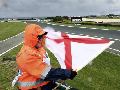 Un hombre ondea una bandera en el circuito de Phillip Island, en Australia este sábado.
