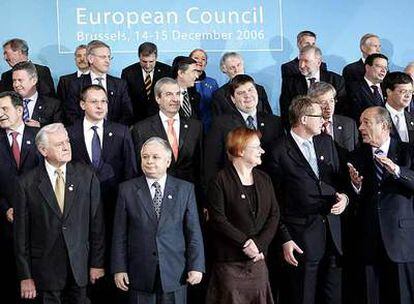 Foto de grupo de los asistentes a la cumbre de jefes de Estado y de Gobierno de la UE que se celebra el 14 y 15 de diciembre en Bruselas.