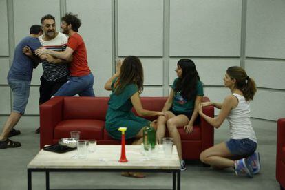 De izquierda a derecha, Fele Martínez, Juan Carlos Vellido, Gorka Otxoa, Melani Olivares, Carmen Ruiz y Manuela Velasco, en un ensayo
de la obra.