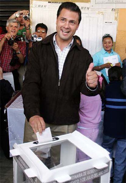 El candidato priísta, Enrique Peña Nieto, emite su voto.