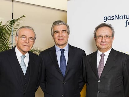 Isidro Fain&eacute;, junto a su sustituto en la presidencia de Gas Natural Fenosa, Francisco Reyn&eacute;s, y el exconcejero delegado, Rafael Villaseca, hoy, tras el consejo,  