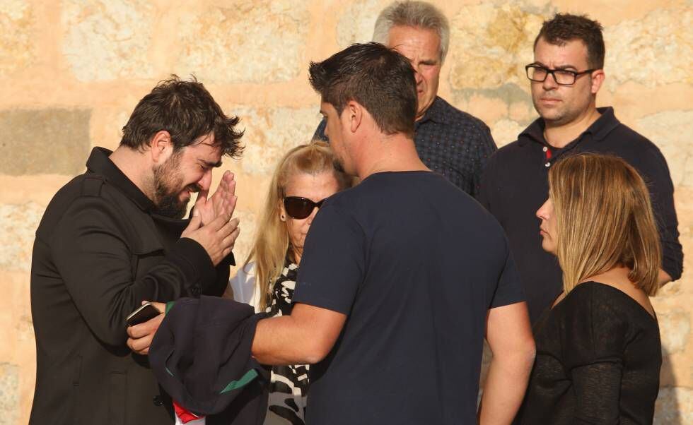 Antonio Orozco durante el entierro de Susana Prat en Sitges.