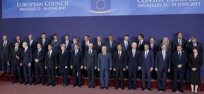 Foto de familia de la reunión del Consejo Europeo en Bruselas. El encuentro de los líderes de los Veintisiete, que durará dos días, está centrado en la crisis financiera griega.