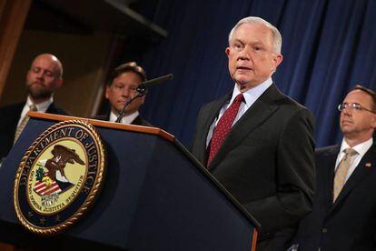 El fiscal general Jeff Sessions da una rueda de prensa exponiendo las acciones internacionales tomadas contra el cibercrimen en Washington.