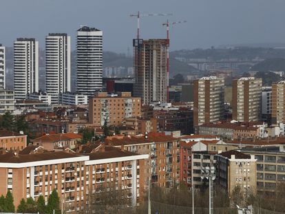 Varias grúas se alzan sobre el cielo de Bilbao.