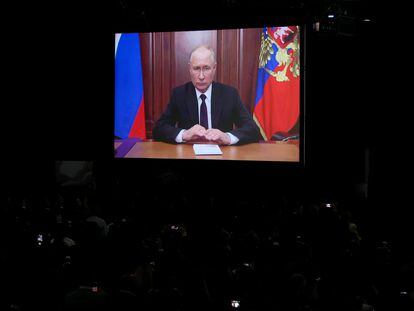El presidente de Rusia, Vladímir Putin, aparece en un monitor mientras pronuncia un discurso grabado en diferido durante la 15ª Cumbre de los BRICS en Johannesburgo (Sudáfrica) el 22 de agosto de 2023.