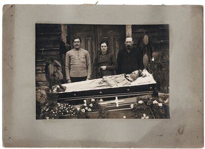 Una familia de Letonia vela a un ser querido fallecido, en una imagen sin fechar.