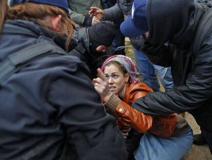 La policía israelí desaloja a una mujer de la colonia de Amona.
