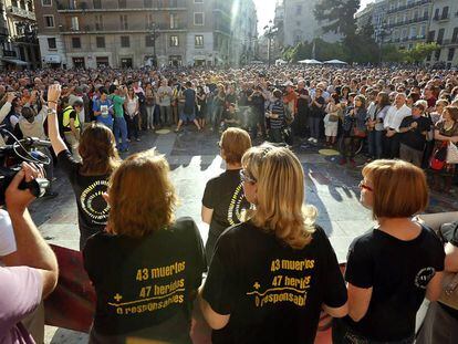 Miembros de la Asociación de Víctimas del Metro, en una de las concentraciones que durante años convocaron en Valencia para pedir justicia. 