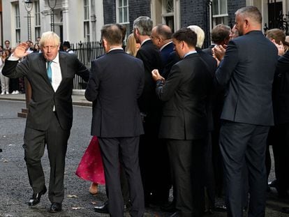 Boris Johnson se despide de su equipo tras pronunciar en Londres su último discurso como primer ministro, el 6 de septiembre de 2022.