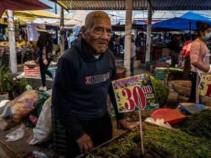 Felipe Espinosa en el mercado de Tepeaca, Puebla, en donde trabaja vendiendo verduras los viernes.