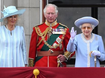 La reina Isabel II (a la derecha), junto al príncipe Carlos y Camila de Cornualles, saluda desde el balcón del Palacio de Buckingham, el pasado jueves en Londres.
